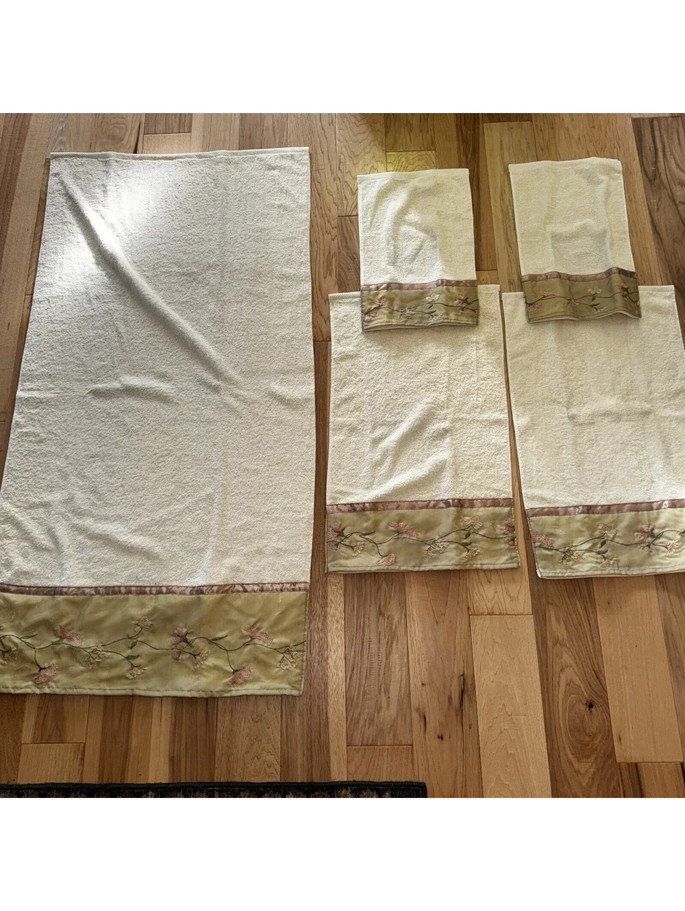 NOS Whole Home Bath Towel Set Floral Embroidered 5-piece Ivory Green Cotton